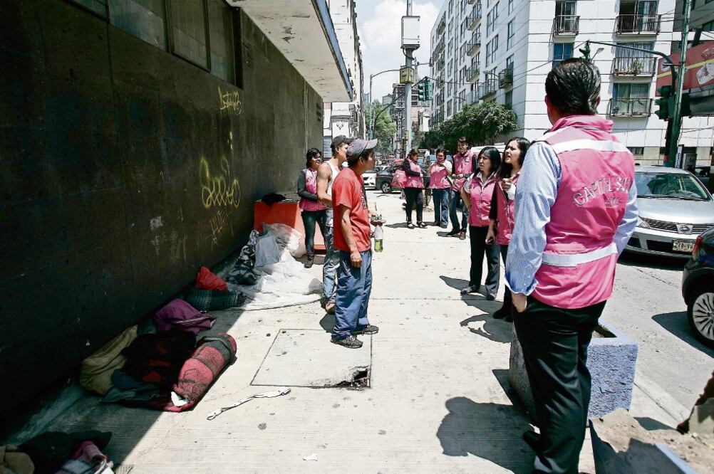 Durante un recorrido en la calle Artículo 123 y Plaza de la República, brigadistas de la Sedeso lograron ayer convencer a un grupo de seis personas, entre 20 y 45 años, para acudir a diversos centros de atención (ALEJANDRO ACOSTA. EL UNIVERSAL)