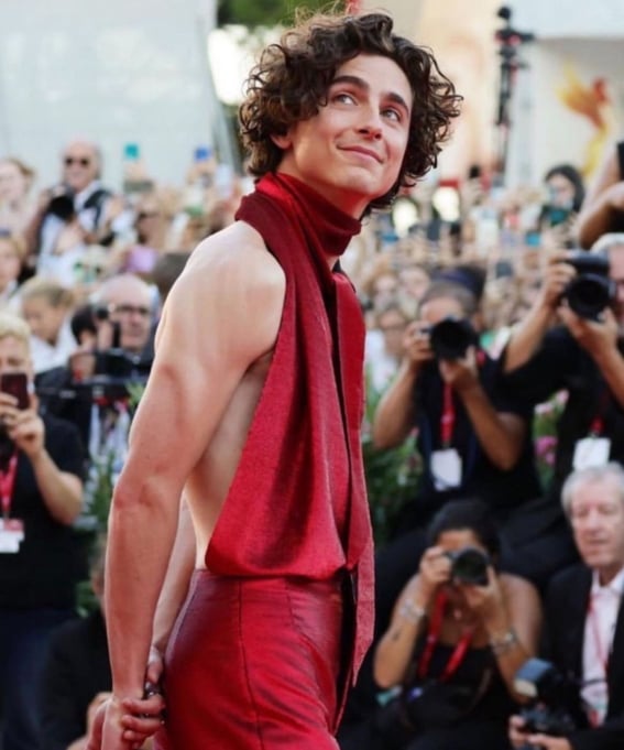 Timothée Chalamet aparece con look atrevido en el Festival de Venecia y desata la locura