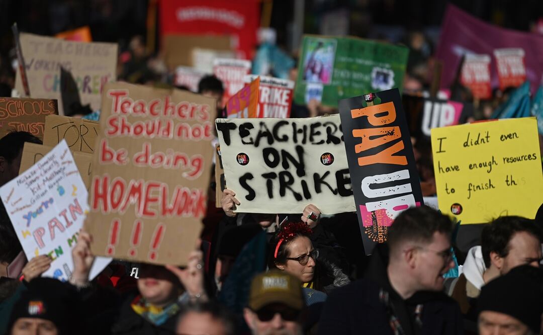 Docentes en huelga, miembros del Sindicato Nacional de Educación se unen a los manifestantes en una marcha hacia Westminster contra los gobiernos propuestos Strikes Bill en Londres. Foto: EFE