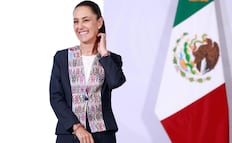 Sheinbaum celebra que hay "mucha demanda" para comprar autos Olinia; vehículo se encuentra en fase de producción, señala