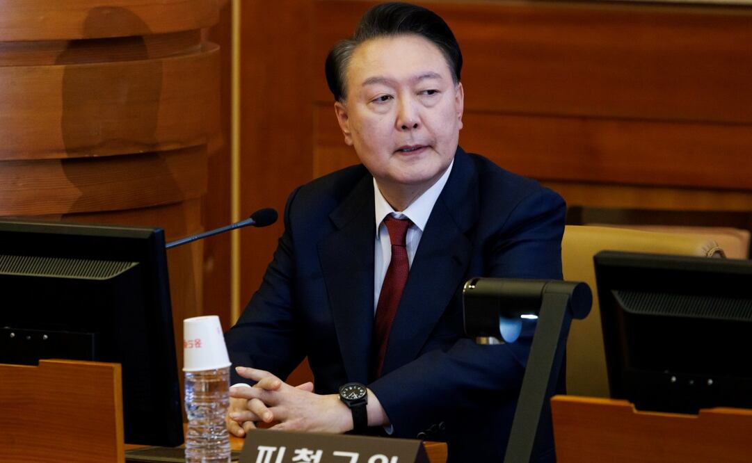 El presidente detenido de República de Corea, Yoon Suk-yeol, asiste a la cuarta audiencia de su juicio de destitución en el Tribunal Constitucional, en Seúl, República de Corea, el 23 de enero de 2025. El Tribunal Constitucional de República de Corea sostuvo el jueves la cuarta audiencia del juicio de destitución del presidente Yoon Suk-yeol, con el presidente detenido estando presente por segunda vez. Foto: Xinhua