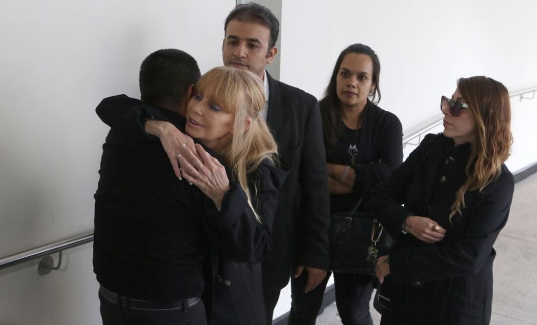 Gundy Becker, viuda de Gualberto, recibe el pésame. Foto: Carlos Mejía/EL UNIVERSAL