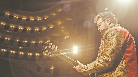 A Alex Syntek le hace feliz que lo comparen con Elton John