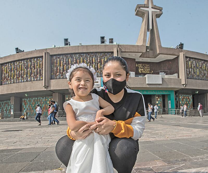 Zoé, de tres años, acudió ayer al Bautisterio de la Basílica acompañada de su familia , quien viajó desde el Estado de México. Sus padres tramitaron la ceremonia vía internet. Foto: GERMÁN ESPINOSA. EL UNIVERSAL