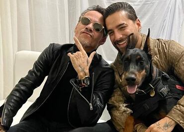 Marc Anthony se arrodilla ante Maluma y él lo besa en pleno concierto
