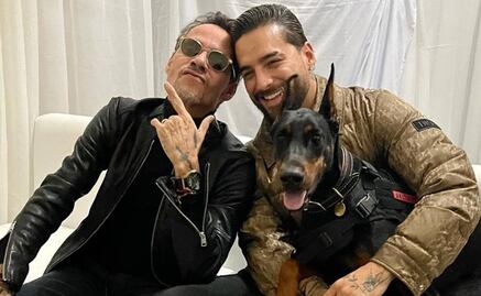 Marc Anthony se arrodilla ante Maluma y él lo besa en pleno concierto