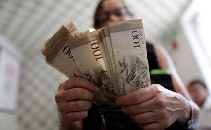 Venezolanos forman largas filas para deshacerse de sus billetes de 100 bolívares