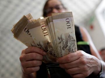 Venezolanos forman largas filas para deshacerse de sus billetes de 100 bolívares
