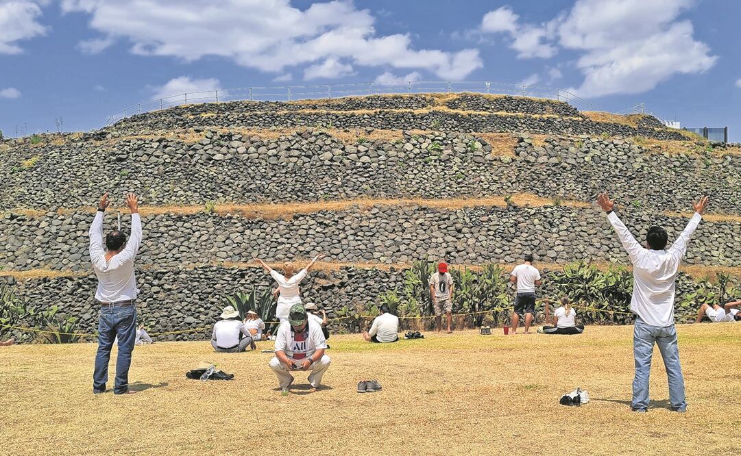 Los visitantes a la zona de Cuicuilco, la mayoría vestidos de blanco, extendieron los brazos para recibir los rayos del sol. Foto: Ivonne Rodríguez/ EL UNIVERSAL