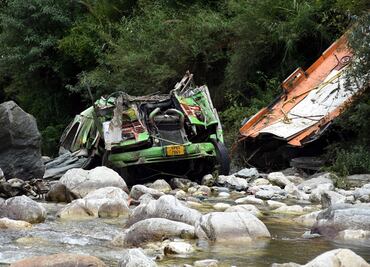 Al menos 44 muertos y 17 heridos tras caída de autobús en barranca de la India