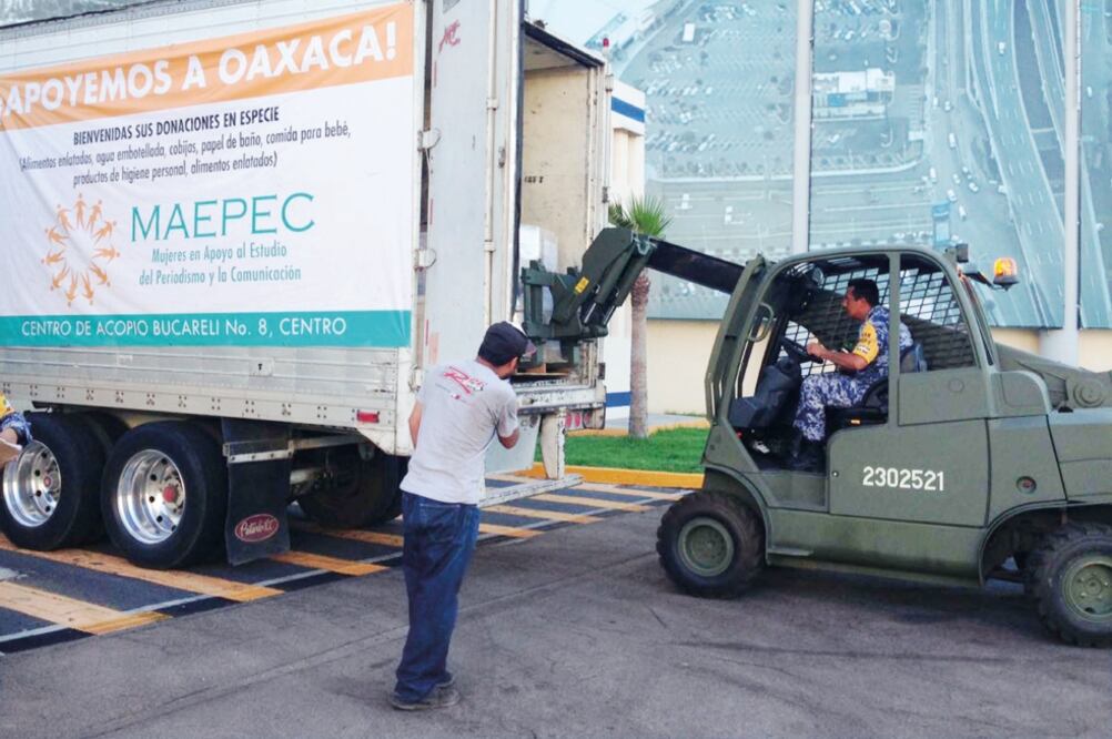 Con apoyo de los capitalinos, la organización Maepec, que preside Perla Díaz de Ealy, envió 14 toneladas de víveres a los damnificados de Oaxaca. (PEDRO VILLA Y CAÑA. EL UNIVERSAL)