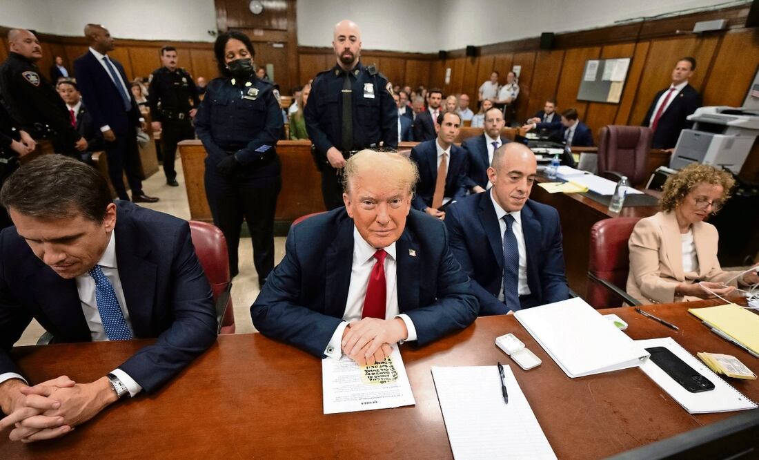 El expresidente de Estados Unidos Donald Trump fue interrogado este lunes por un oficial de libertad condicional de NY en una audiencia rutinaria que se llevó a cabo un mes antes de que se anuncie su sentencia por haber falsificado registros comerciales. Foto: Archivo