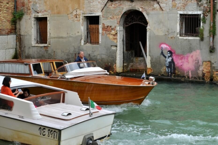 Banksy coloca un puesto callejero ilegal y se sienta a leer en Venecia