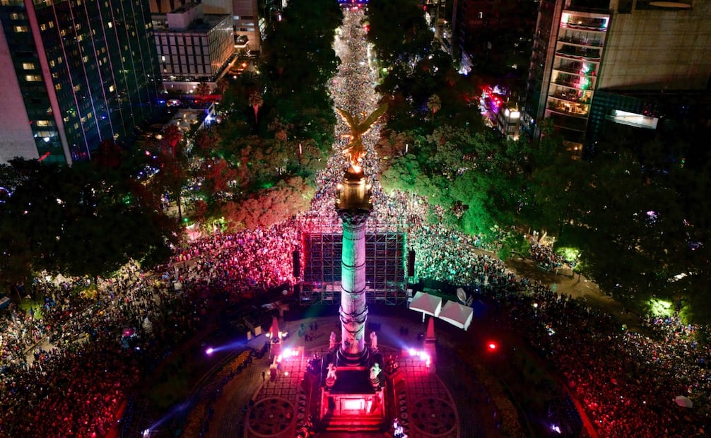 Fotografía aérea que muestra aficionados de México celebrando el triunfo ante República Checa en el Ángel de la Independencia este miércoles, en un partido del Mundial de la FIFA 2026, en Ciudad de México. Foto: Tomás Pérez/ EFE