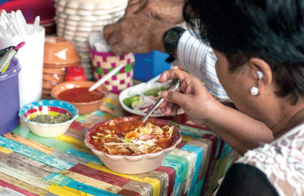 Existen antojitos que son más saludables de lo que crees, como el pozole. [Foto: Ricardo Lugo/El Universal]