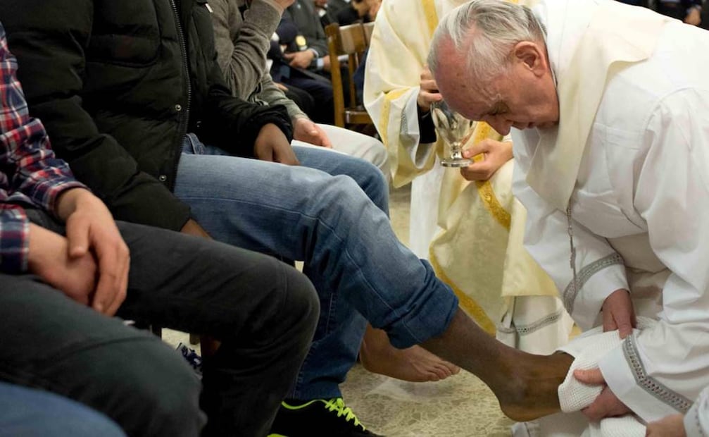Por tradición los hombres elegidos representaban a los 12 apóstoles en la última cena y, por lo tanto, el rito era primordialmente una imitación del gesto cumplido por Jesús antes de ser apresado (Foto: EFE/Archivo)