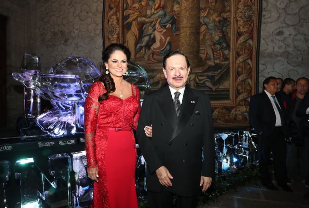 El Presidente Ejecutivo y del Consejo de Administración de EL UNIVERSAL, Licenciado Juan Francisco Ealy Ortiz, acompañado de su esposa, Perla Díaz de Ealy. Foto Jorge Serratos/EL UNIVERSAL