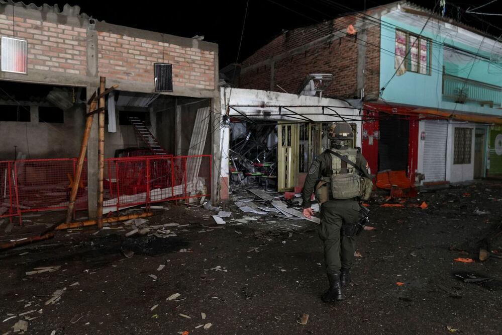 Un policía inspecciona el sitio donde estalló una motocicleta en la localidad colombiana de Morales, este lunes 24 de febrero de 2025. FOTO: AP