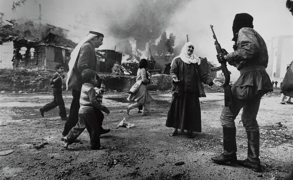 Imagen que marcó la historia del concurso en 1977, pues lo ganó por primera vez una mujer, Françoise Demulder, quien retrató a una mujer palestina pidiendo piedad a un soldado. Foto: FRANÇOISE DEMULDER. AGENCE GAMMA/ WPP