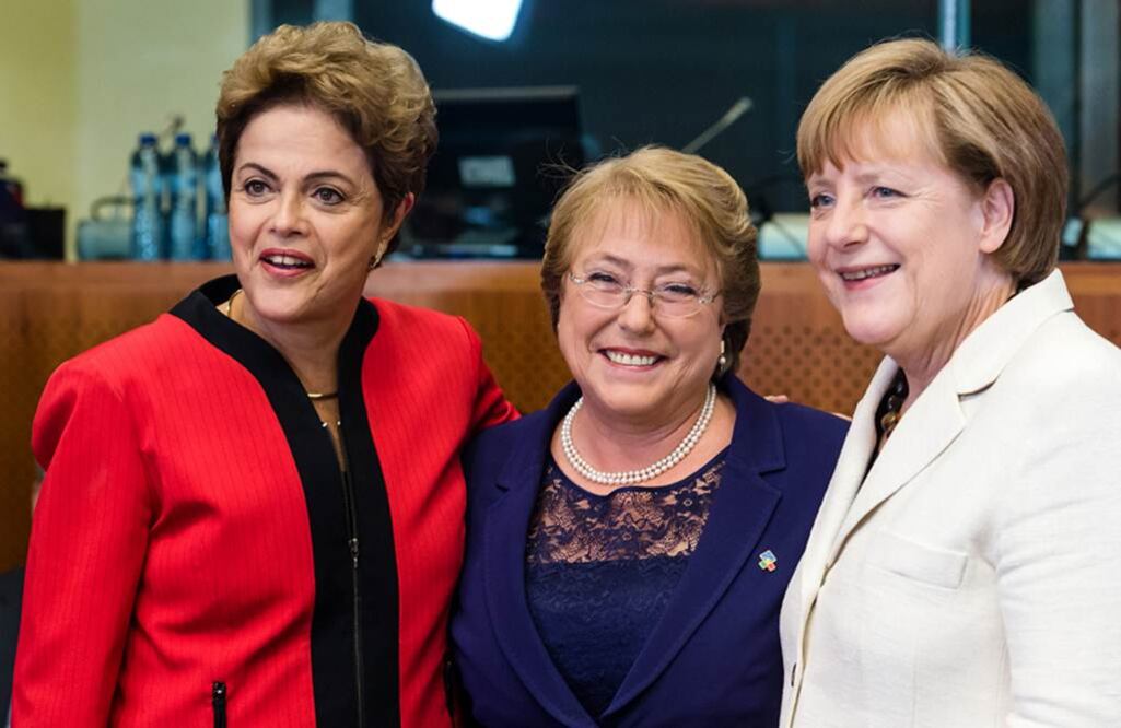 Las presidentas de Brasil, Dilma Rousseff, y de Chile, Michelle Bachelet, y  la canciller alemana, Angela Merkel, en la cumbre   de la Unión Europea  y  de la Comunidad de Estados Americanos y Caribeños, ayer en Bruselas. Foto AP