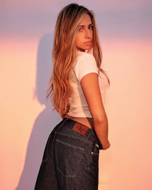 El denim se transforma esta temporada y Calvin Klein tiene las piezas para demostrarlo. Foto: Cortesía Calvin Klein