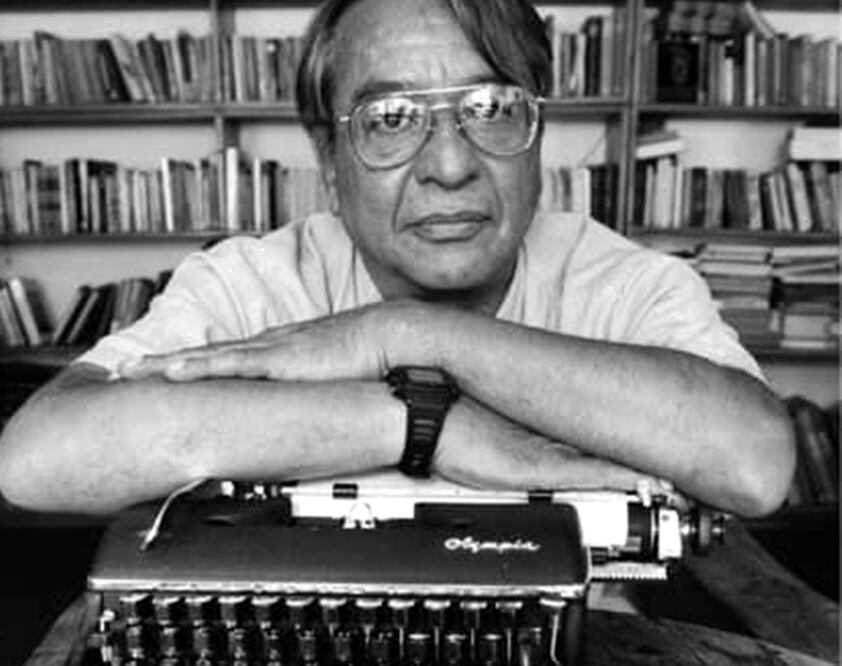 José Agustín y su máquina de escribir marca Olympia. Foto: Facebook de Andrés Ramírez