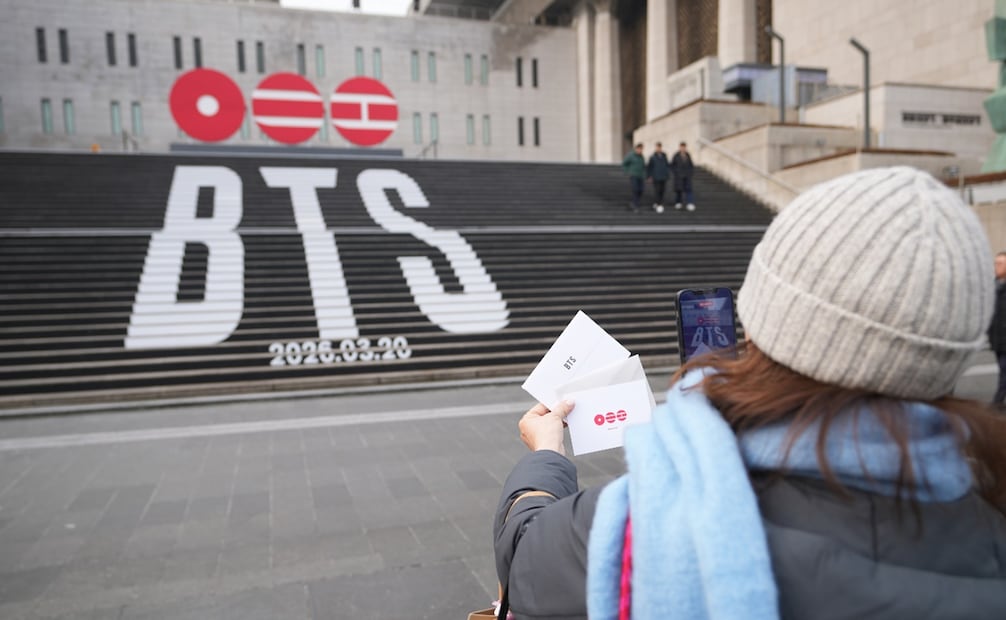 En el centro de Seúl, Corea del Sur, lucen enormes letras de BTS. Foto: AP Photo/Lee Jin-man.