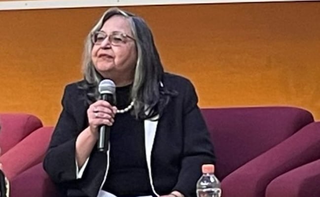 Reaparece Norma Piña en evento de la Escuela Libre de Derecho; "como estoy a la moda traigo mi acordeón", bromea