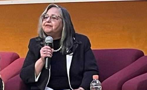 Reaparece Norma Piña en evento de la Escuela Libre de Derecho; "como estoy a la moda traigo mi acordeón", bromea