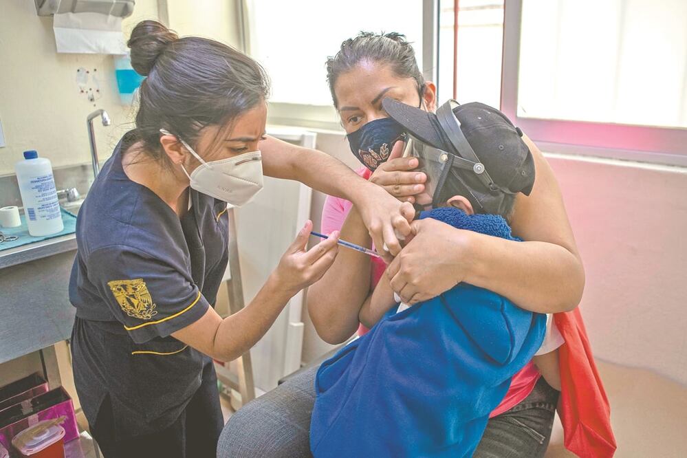 En los centros de salud y kioscos de vacunación, el personal se cerciora de que la persona sea de un grupo de riesgo. Foto: ARCHIVO EL UNIVERSAL