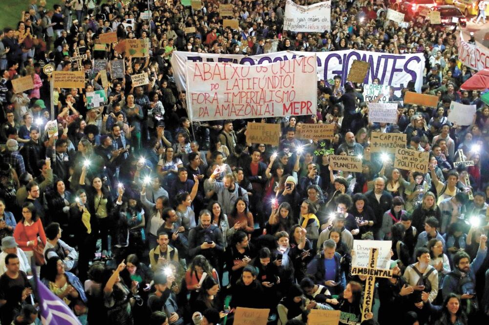 Miles de brasileños marcharon en Río de Janeiro contra el gobierno del presidente Jair Bolsonaro por la falta de medidas para proteger la Amazonia. Foto: PILAR OLIVARES. REUTERS