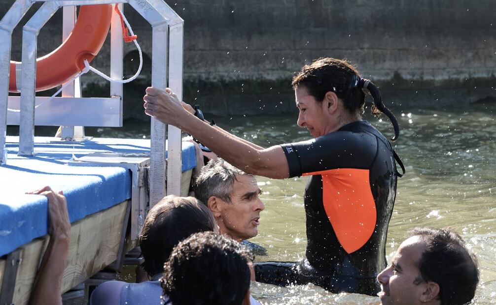 La alcaldesa de París, Anne Hidalgo, sube la escalera después de nadar en el Sena. Foto: EFE