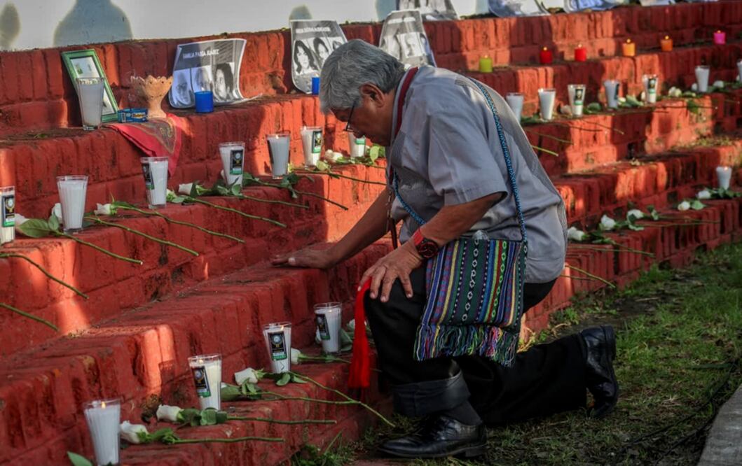 Personas acuden al memorial del Edificio Nuevo León en Tlatelolco donde se realizó una misa y se encendieron 500 veladoras y se colocaron un igual número de rosas blancas, por las víctimas del terremoto de 1985 en la Ciudad de México, el 19 de septiembre de 2025. Foto: Luis Camacho/EL UNIVERSAL