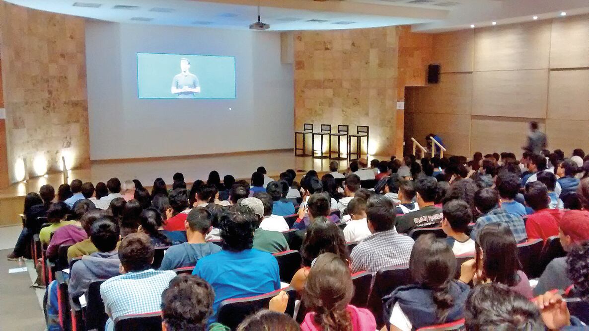 La transmisión se realizó a las 12:00 horas en el auditorio Sotero Prieto del anexo de la Facultad de Ingeniería de la UNAM, que se sumó a 28 sedes en el mundo para seguir en directo la llegada de Mark Zuckerberg al escenario (ESPECIAL)