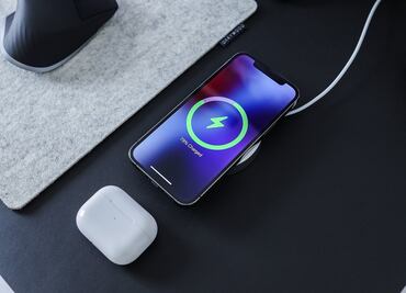 Pasa batería de un celular a otro sin cables