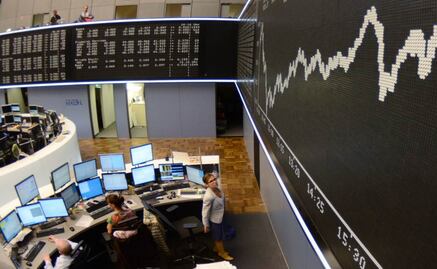 Bolsas europeas abren a la baja tras investidura presidencial de Trump en EU; Madrid, Fráncfort y Milán, las que más cayeron