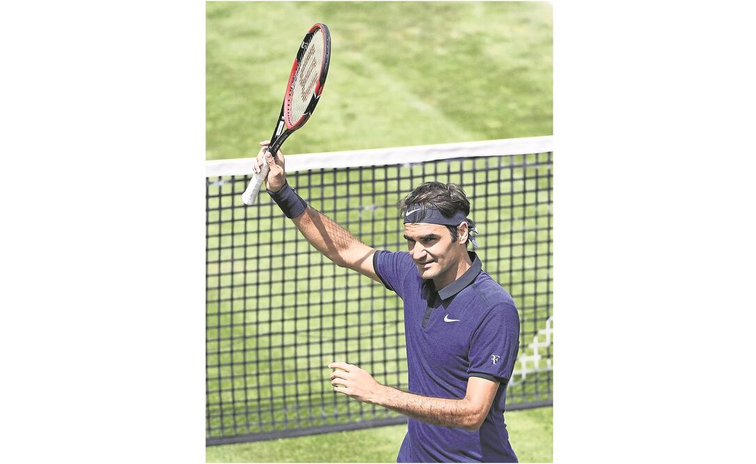 Roger Federer disputó dos reñidos sets con Florian Mayer (MARIJAN MURAT. EFE)
