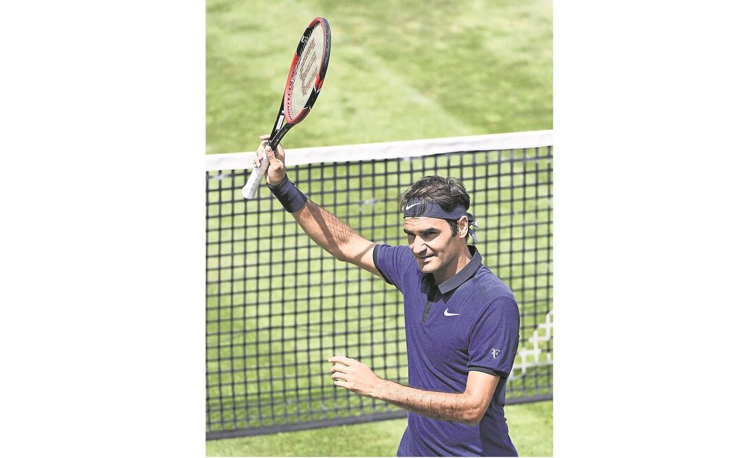 Roger Federer disputó dos reñidos sets con Florian Mayer (MARIJAN MURAT. EFE)