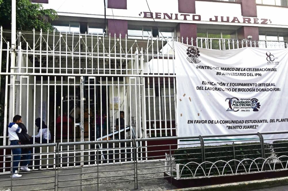 El Centro de Estudios Científicos y Tecnológicos Benito Juárez está en paro desde el viernes pasado. Los estudiantes reclaman la disolución de los grupos porriles que operan en la escuela (BERENICE FREGOSO. EL UNIVERSAL)