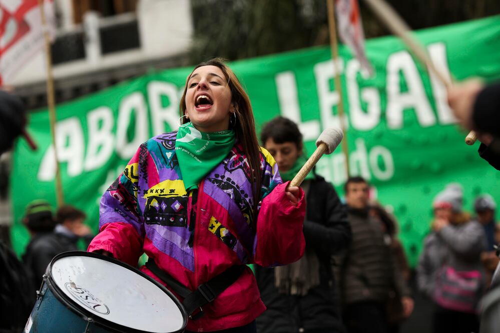 Vista de pañuelos a favor de despenalizar el aborto. (FOTO: EFE)