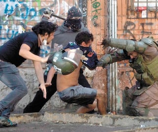 Chile: acusan a la policía por atacar ambulancia