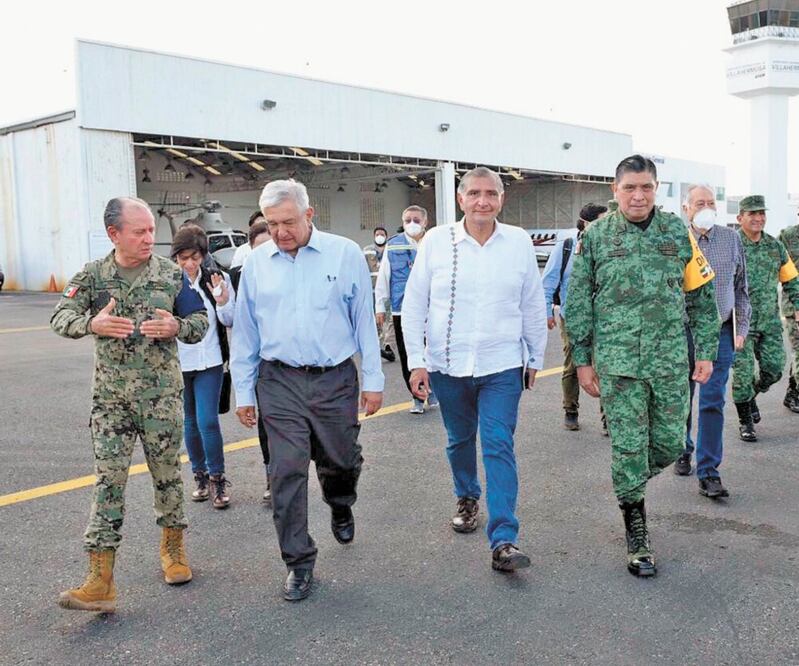 El presidente Andrés Manuel López Obrador a su llegada a Tabasco, en donde fue recibido por el gobernador Adán Augusto López (centro), para supervisar las acciones de apoyo a los damnificados.  ESPECIAL