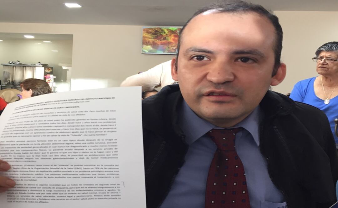 Rodrigo Ramírez Ibarra, médico psiquiatra labora como enfermero en el IMSS, desde hace 7 años espera su cambio de rama. Foto: Rebeca Jiménez