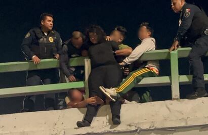 Entre vecinos y policías salvan a mujer que buscaba atentar contra su vida desde puente en Iztacalco