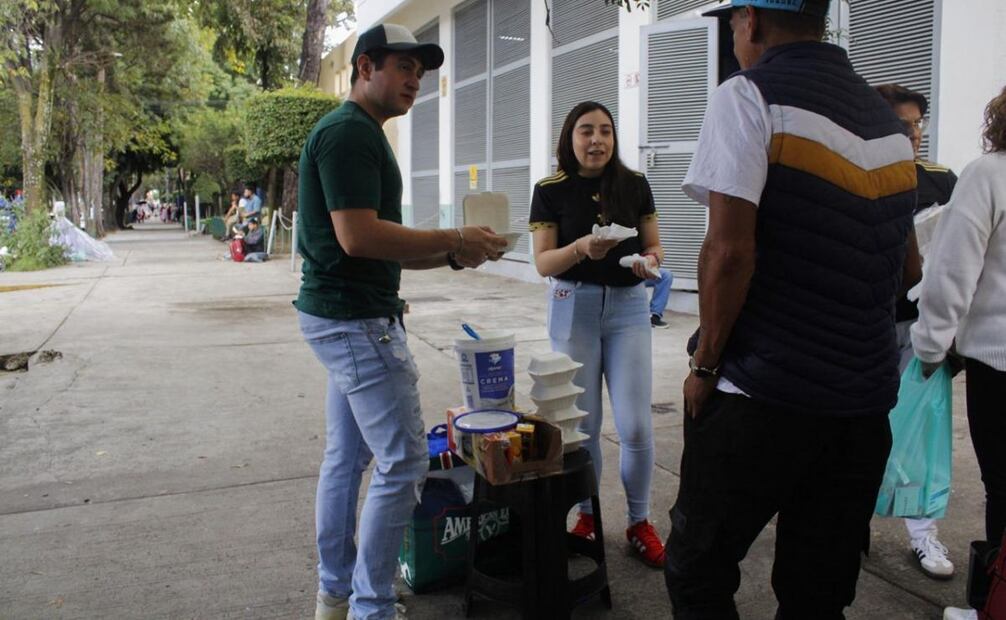 Daniela Gopar acudió, junto con su novio y su mamá, al Hospital Rúben Leñero a regalar porciones de chilaquiles a los familiares de los heridos tras la explosión.
Foto: Fernanda Zamora