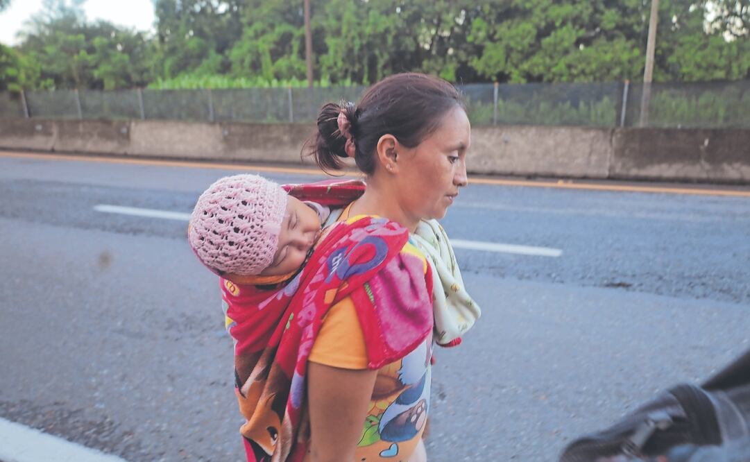 Los migrantes de la caravana Éxodo de justicia avanzaron ayer hasta Huehuetán, donde agentes migratorios revisaron sus documentos, lo que generó preocupación. Foto: de María de Jesús Peters. EL UNIVERSAL
IMAGEN DEL DÍA