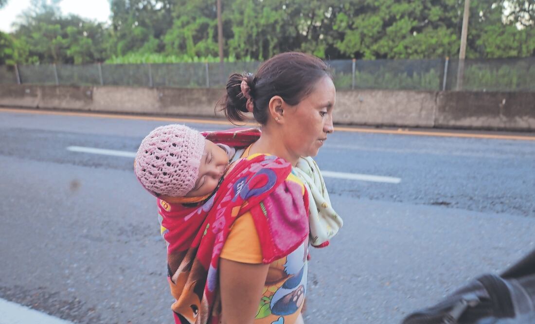 Los migrantes de la caravana Éxodo de justicia avanzaron ayer hasta Huehuetán, donde agentes migratorios revisaron sus documentos, lo que generó preocupación. Foto: de María de Jesús Peters. EL UNIVERSAL
IMAGEN DEL DÍA