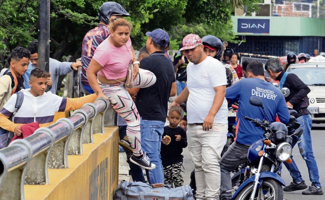 Venezolanos caminan por el Puente Simón Bolívar en Colombia. Millones de ciudadanos de Venezuela en el exterior no podrán votar en los comicios del domingo. Foto: Mario Caicedo | EFE