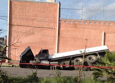 Pipa con 15 mil litros de gas cae en socavón en Ecatepec