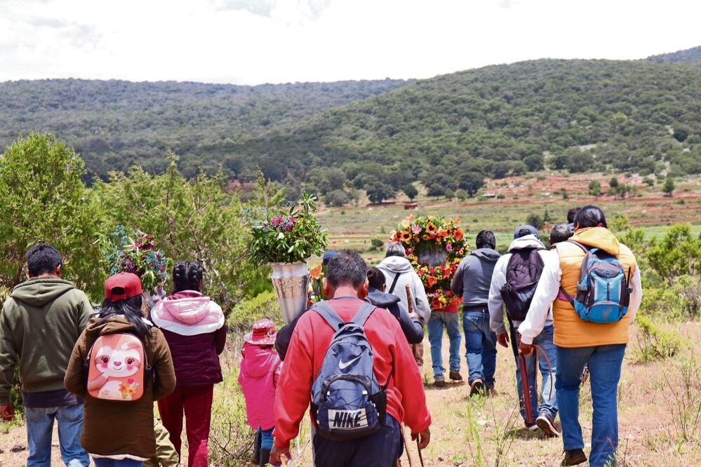 Los oaxaqueños son obligados a migrar por diferentes circunstancias: la marginación y pobreza; la actividad rural con un importante deterioro y falta de empleos bien remunerados; a ello se suma el analfabetismo de la población y las familias que impulsan los movimientos demográficos. Foto: Arturo Mundaca / El Universal